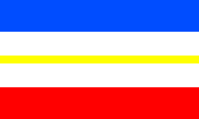 Die Landesflagge längs gestreift in den Farben Ultramarinblau, Weiß, Gelb, Weiß und Zinnoberrot