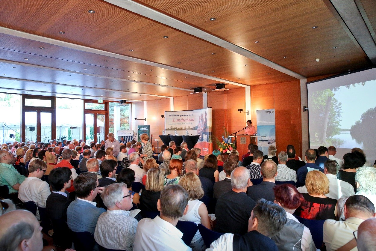 Blick in den vollen Saal: Die Bevollmächtigte des Landes Mecklenburg-Vorpommern beim Bund Dr. Pirko Kristin Zinnow begrüßt die Gäste des Parlamentarischen Abends