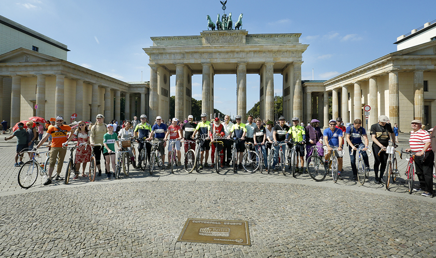Freunde des Vintage-Radevents vor dem Brandenburger Tor