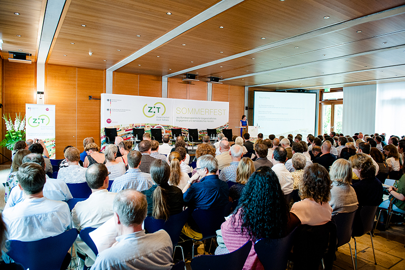 Blick ins Publikum der Veranstaltung: Die Bevollmächtigte Dr. Pirko Kristin Zinnow begrüßt Projektträger des Bundesprogramms "Zusammenhalt durch Teilhabe" in der Landesvertretung