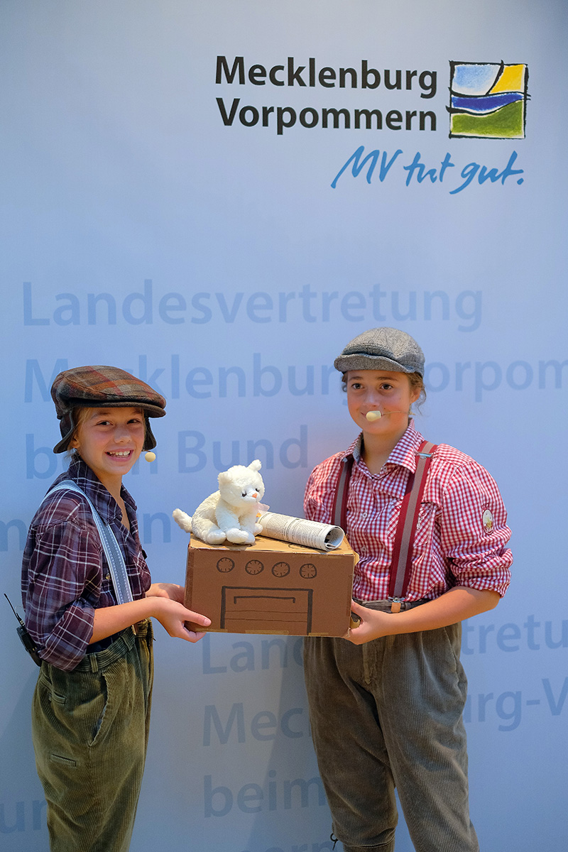 Die Siegerinnen des Plattdeutschwettbewerbes 2016 auf der Bühne: Julia Steinführer und Vanessa Möhring von der Reuterstädter Gesamtschule Stavenhagen