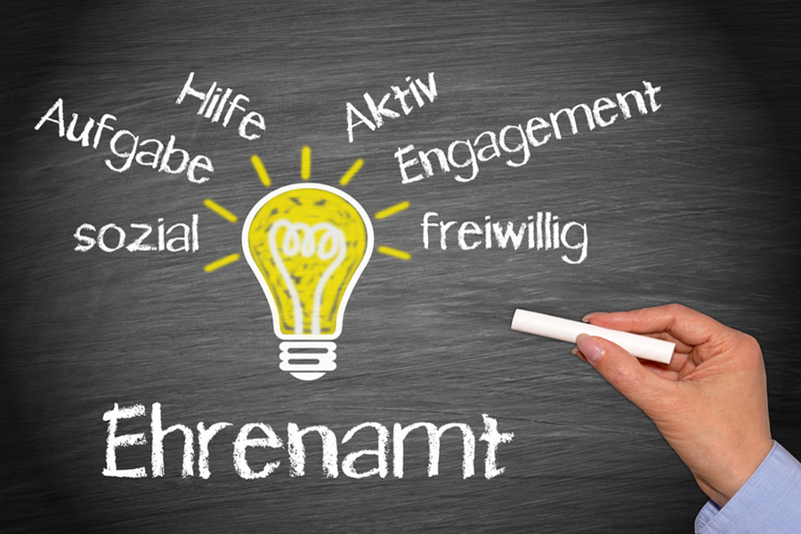Ehrenamt, geschrieben auf Kreidetafel mit Glühbirne und Schlagwörtern wie "Aufgabe", "Aktiv" und weitere © DOC RABE Media - Adobe Stock Ehrenamt, geschrieben auf Kreidetafel mit Glühbirne und Schlagwörtern wie "Aufgabe", "Aktiv" und weitere