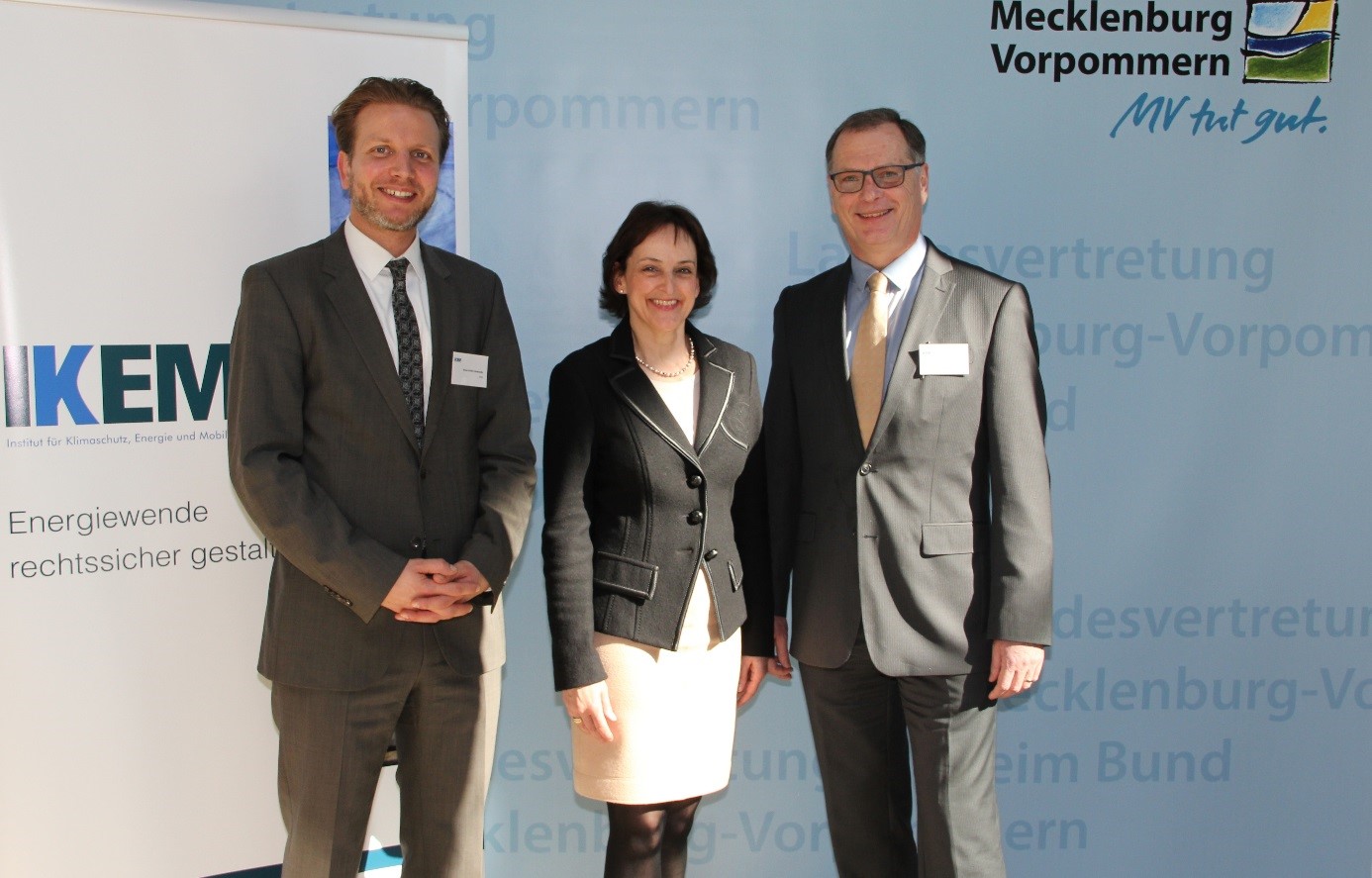 Zu sehen sind Simon Schäfer-Stradowski, Geschäftsführer IKEM; Staatssekretärin Dr. Pirko Kristin Zinnow sowie Prof. Dr. Michael Prodi, Direktor IKEM, Universität Greifswald 