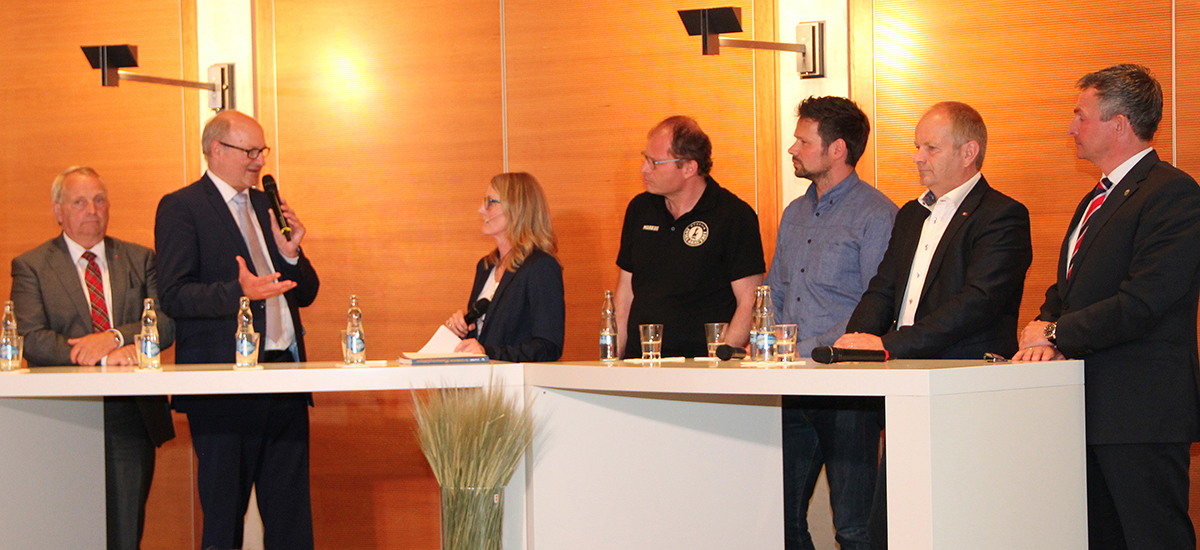 Podiumsbild mit dem Moderator, den Teilnehmern und der Sommelière