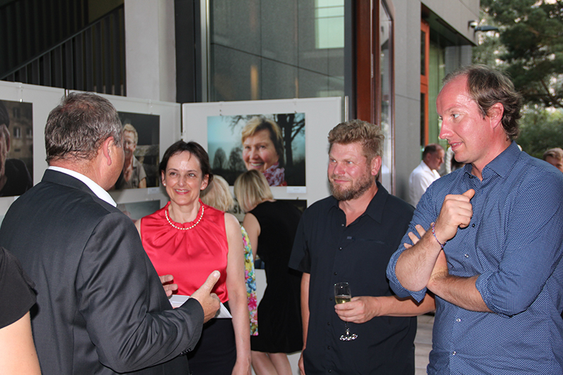 Staatssekretärin Dr. Pirko Kristin Zinnow, Bevollmächtigte des Landes  Mecklenburg-Vorpommern beim Bund; Stefan Pocha, Videodesigner der Ausstellung;  Kai Gardeja, Geschäftsführer Tourismuszentrale Rügen GmbH   