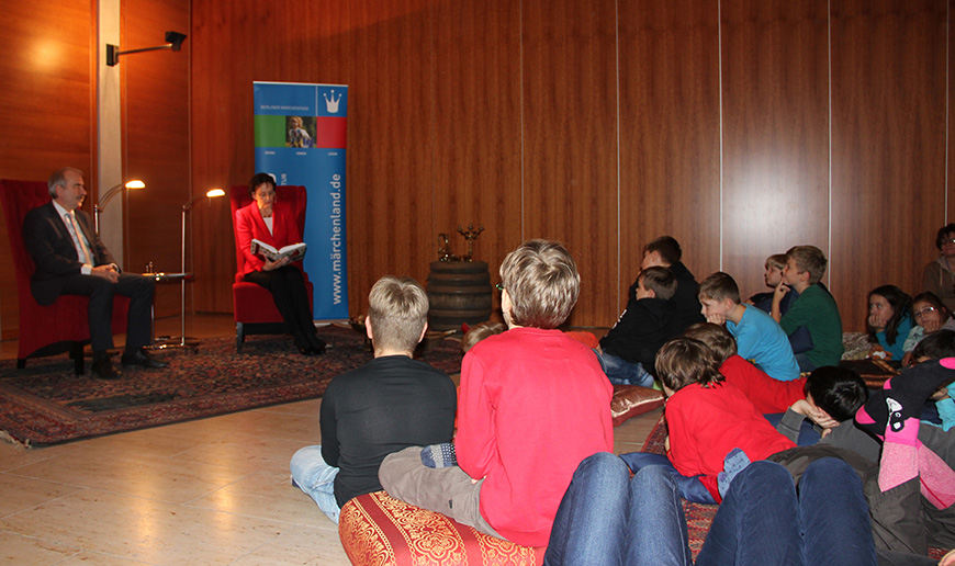 Gespannt lauschten die Schülerinnen und Schüler der Lesung des Märchens „Das kluge Gretel“ der Gebrüder Grimm