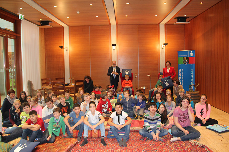 Die Bevollmächtigte des Landes Mecklenburg-Vorpommern beim Bund Dr. Pirko Kristin Zinnow mit ihrem Brandenburger Amtskollegen Martin Gorholt und den jungen Gästen der 27. Berliner Märchentage