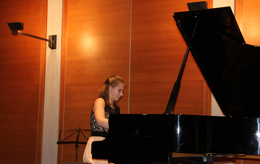 Oksana Goretska am Klavier