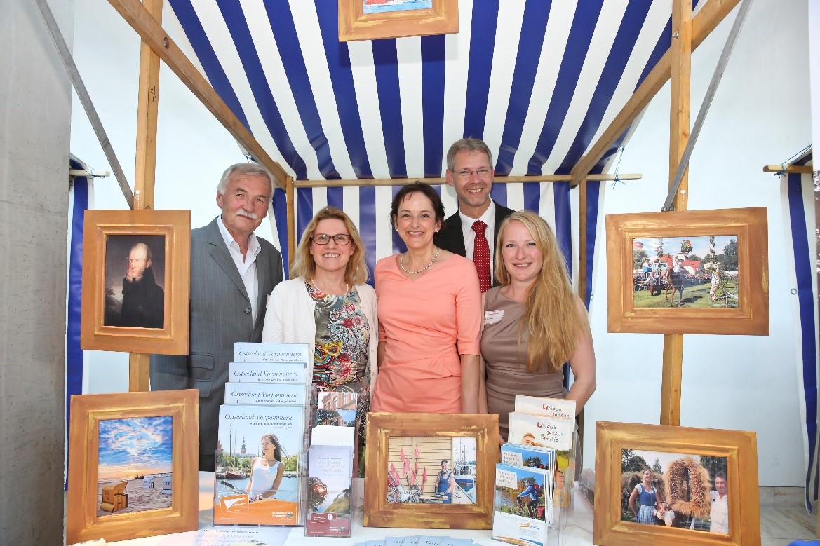 Kulturelles Erbe und Tradition im ländlichen Raum – ein Thema an den Informationsständen, hier am Stand des Tourismusverbandes Vorpommern e.V.
