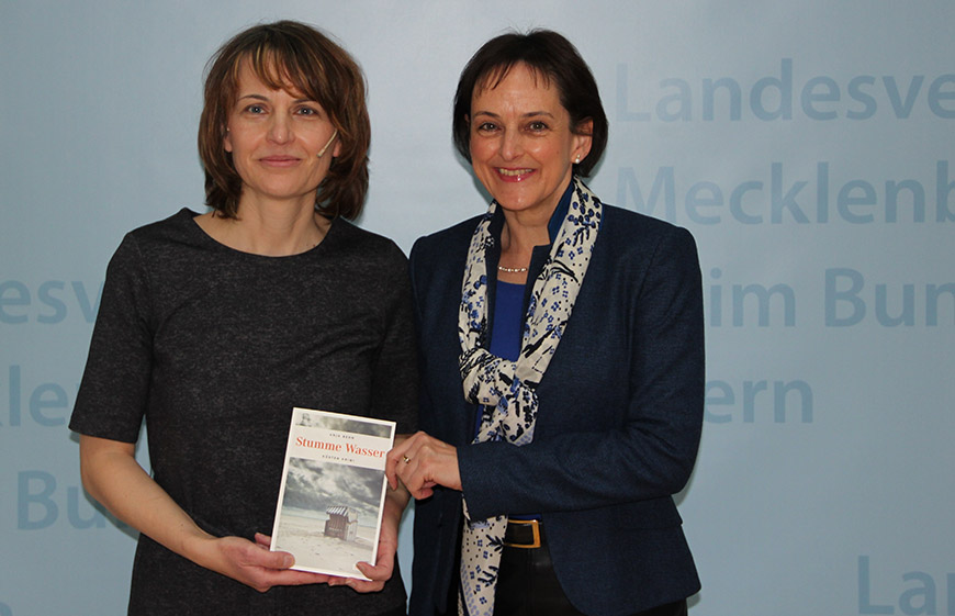 Die Bevollmächtigte des Landes Mecklenburg-Vorpommern beim Bund Dr. Pirko Kristin Zinnow (r.) mit Anja Behn, Autorin des Küsten-Krimis „Stumme Wasser“