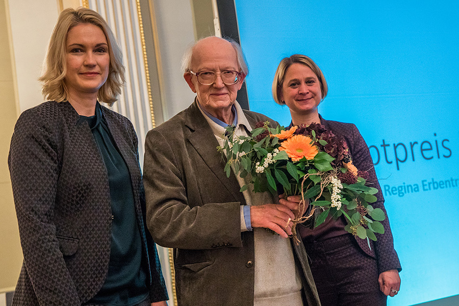 Kulturpreisträger Hans Pölkow mit Ministerpräsidentin Manuela Schwesig und der Ministerin für Bildung, Wissenschaft und Kultur Birgit Hesse © Staatskanzlei Kulturpreisträger Hans Pölkow mit Ministerpräsidentin Manuela Schwesig und der Ministerin für Bildung, Wissenschaft und Kultur Birgit Hesse