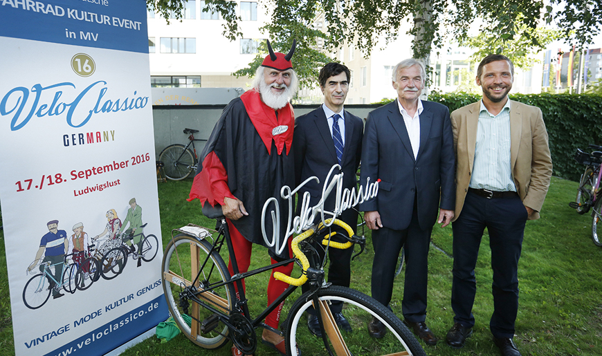 Der „Tour de France-Teufel“; Alessandor Gaudiano, Gesandter der Botschaft der Italienischen Republik in Deutschland; Jürgen Seidel, Präsident des Tourismusverbandes Mecklenburg-Vorpommern; Tobias Woitendorf, Leiter Kommunikation und Marketing-Koordination, Tourismusverband Mecklenburg-Vorpommern