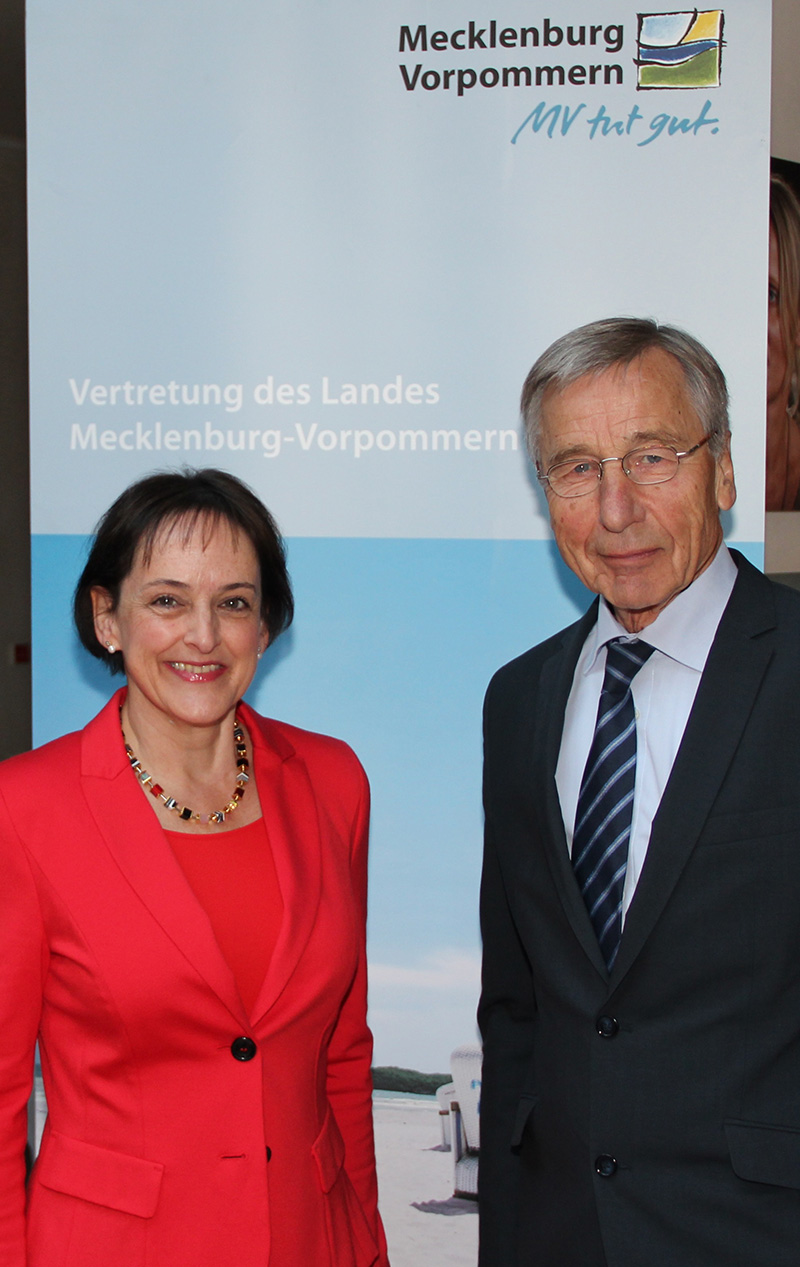 Die Bevollmächtigte des Landes Mecklenburg-Vorpommern beim Bund, Staatssekretärin  Dr. Pirko Kristin Zinnow und der Vorsitzende des Vorstandes des Ostinstituts/Wismar, Bundesminister und Ministerpräsident a. D. Wolfgang Clement, begrüßen die Teilnehmerinnen und Teilnehmer der 6. Wirtschaftspolitischen Gespräche