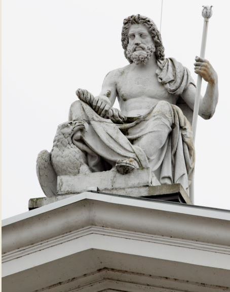 Göttervater Zeus mit einem Ausschnitt des Giebels, den er bekrönt
