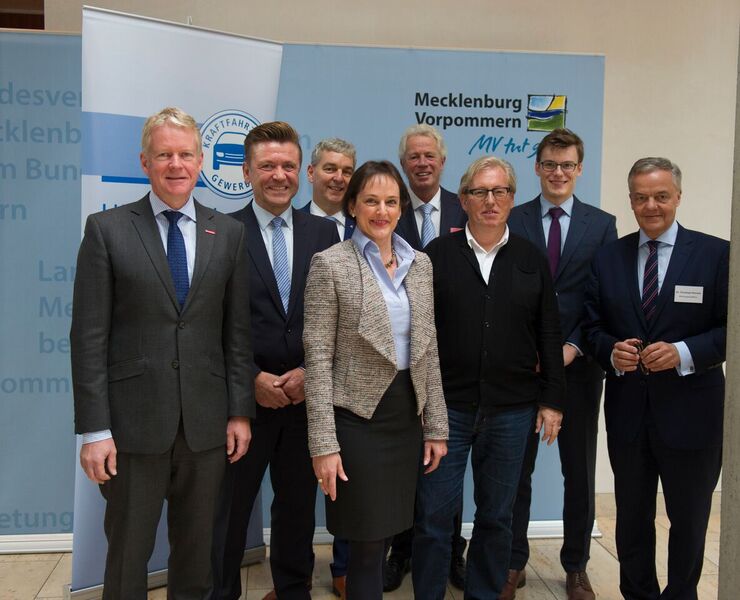 Von links nach rechts: Holger Schwannecke, ZDH-Generalsekretär; Wilhelm Hülsdonk, Bundesinnungsmeister und ZDK-Vizepräsident; Helmut Dittke, IG Metall Bundesvorstand; Dr. Pirko Kristin Zinnow, Bevollmächtigte des Landes Mecklenburg-Vorpommern beim Bund; Ulrich Fromme, ZDK-Vizepräsident; Oswald Metzger, stellvertretender Vorsitzender der Ludwig-Erhard-Stiftung e.V.; Kai Whittaker, MdB, Mitglied im Ausschuss für Arbeit und Soziales; Dr. Christoph Konrad, Leiter des ZDK-Hauptstadtbüros