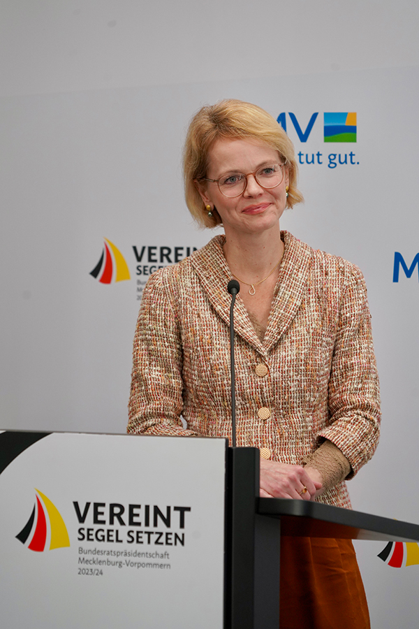 Karina Würtz, Geschäftsführerin der Stiftung Offshore-Windenergie, am Redepult © StK M-V Karina Würtz, Geschäftsführerin der Stiftung Offshore-Windenergie, am Redepult
