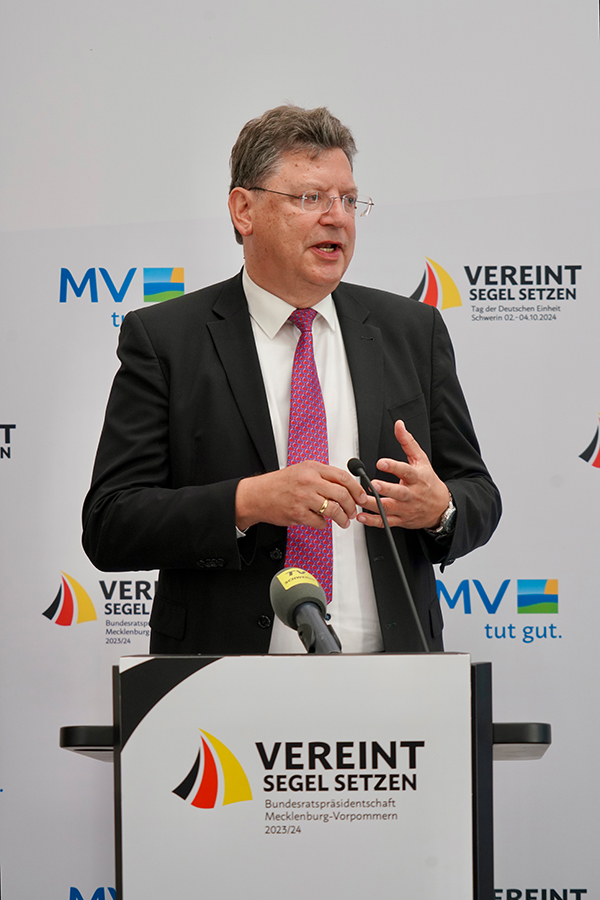 Wirtschaftsminister Reinhard Meyer am Redepult © StK M-V Wirtschaftsminister Reinhard Meyer am Redepult