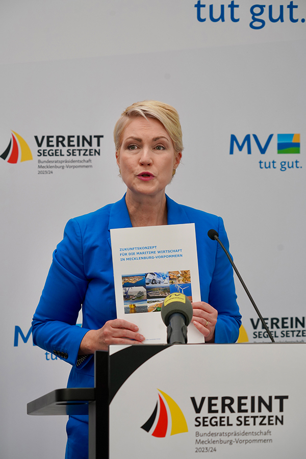 Schwesig am Redepult mit dem Zukunftskonzept für die maritime Wirtschaft © StK M-V Schwesig am Redepult mit dem Zukunftskonzept für die maritime Wirtschaft