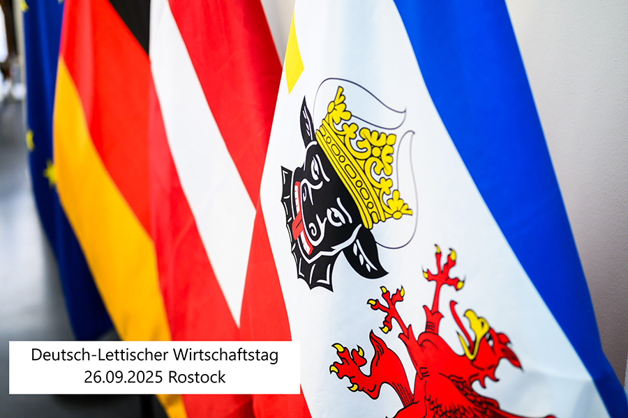 Die Flaggen Deutschlands, Lettlands, Mecklenburg-Vorpommerns und der Europäischen Union mit der Beschriftung "Deutsch-Lettischer Wirtschaftstag, 26.09.2025, Rostock".