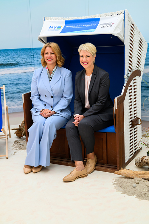 Ministerpräsidentin Manuela Schwesig und Ministerpräsidentin der Republik Lettland Evika Siliņa sitzen nebeneinander in einem Strandkorb.
