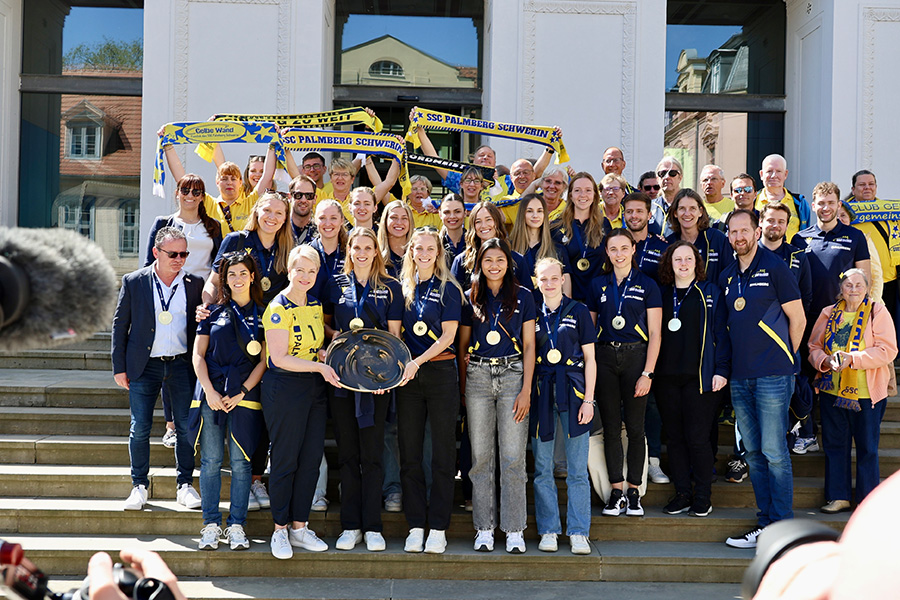 Gruppenbild auf der Treppe der Schweriner Staatskanzlei mit der Ministerpräsidentin, den Spielerinnen, Betreuern und Fans des SSC Palmberg Schwerin