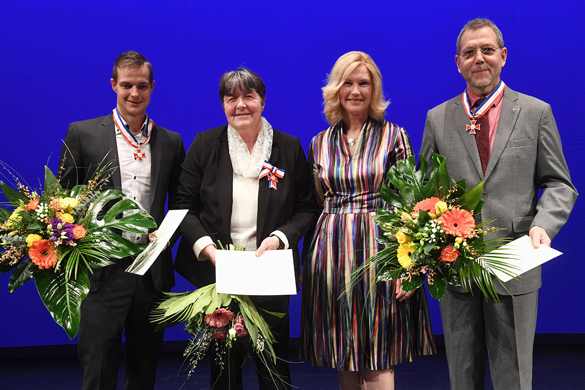 Gruppenfoto mit Ministerpräsidentin Manuala Schwesig und Reno Tiede, Hannelore Kohl und Christoph de Boor, die Blumensträuße und ihre Urkunden in den Händen halten. © Staatskanzlei Gruppenfoto mit Ministerpräsidentin Manuala Schwesig und Reno Tiede, Hannelore Kohl und Christoph de Boor, die Blumensträuße und ihre Urkunden in den Händen halten.