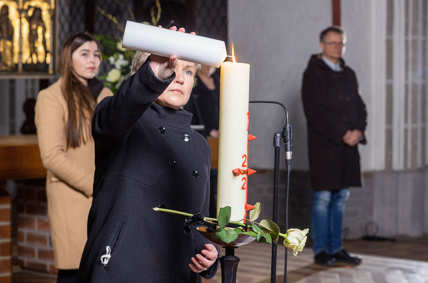 Ministerpräsidentin Manuela Schwesig entzündet eine Gedenkkerze