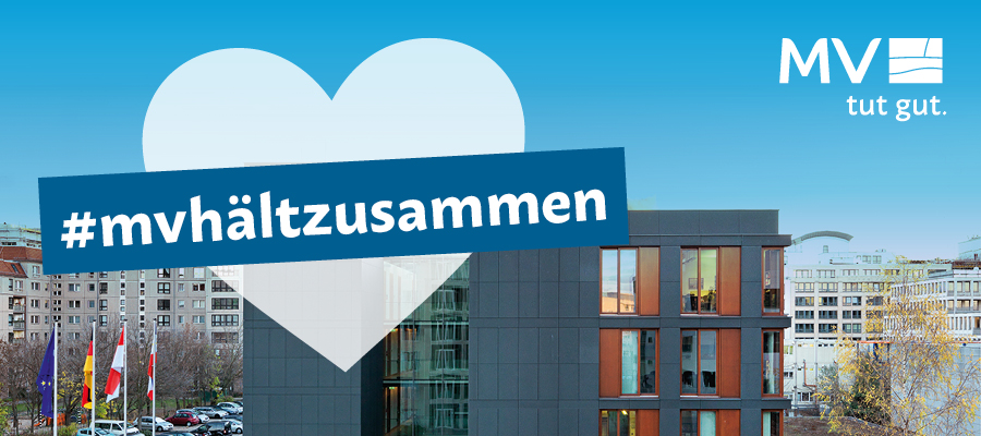 Das Gebäude der Landesvertretungen Mecklenburg-Vorpommern und Brandenburg in den Ministergärten in Berlin. Über dem Foto ist das herzförmige Logo mit #mvhältzusammen zu sehen.