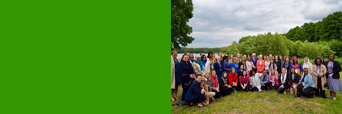 Gruppenfoto mit Bundespräsident Dr. Frank Walter Steinmeier und Ministerpräsidentin Manuela Schwesig mit Vertreterinnen und Vertretern des Diplomatischen Corps in Ulrichshusen