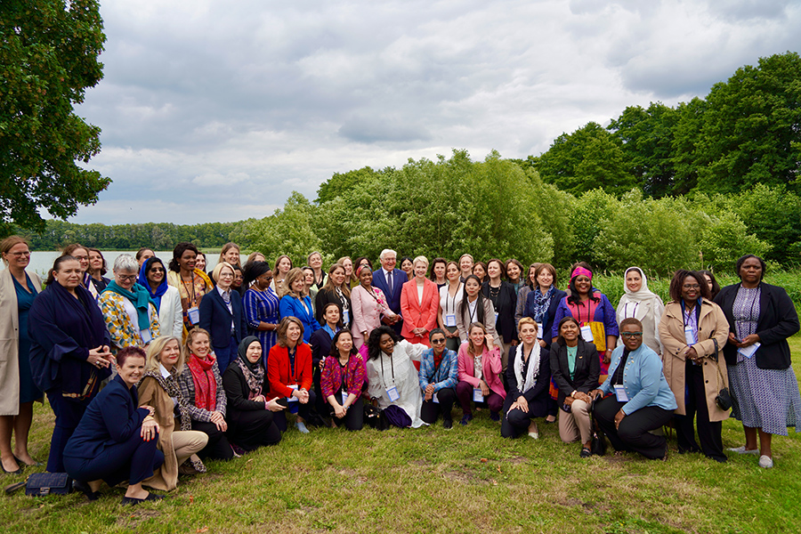 Gruppenfoto mit Bundespräsident Dr. Frank Walter Steinmeier und Minsterpräsidentin Manuela Schwesig mit Vertreterinnen und Vertretern des Diplomatischen Corps in Ulrichshusen