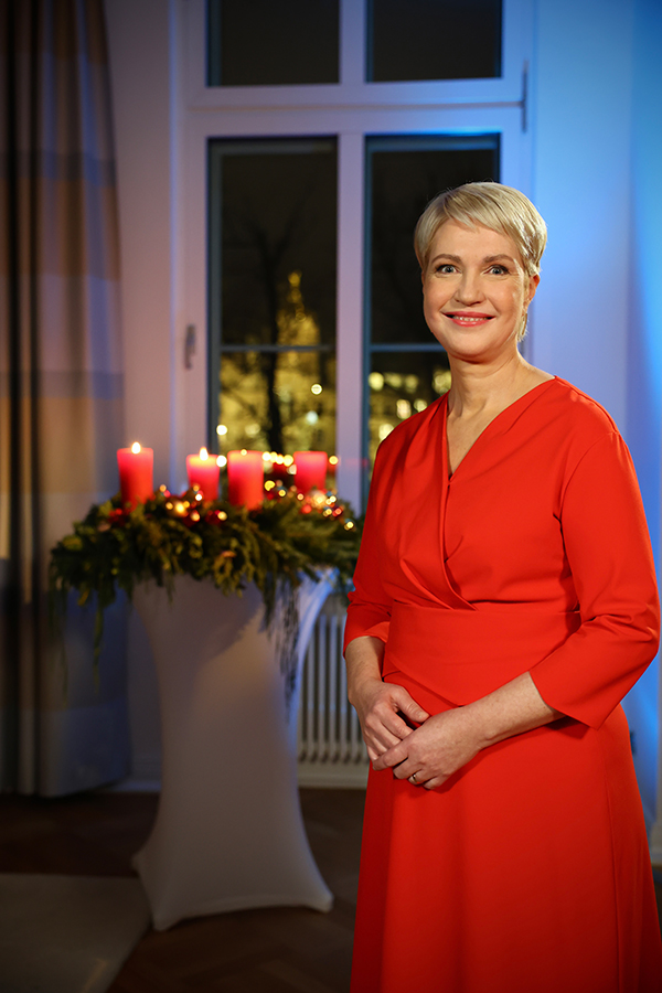 Foto von Ministerpräsidentin Manuela Schwesig mit einem Adventskranz in ihrem Büro im Hintergrund, anlässlich ihrer Weihnachtsansprache 2025.