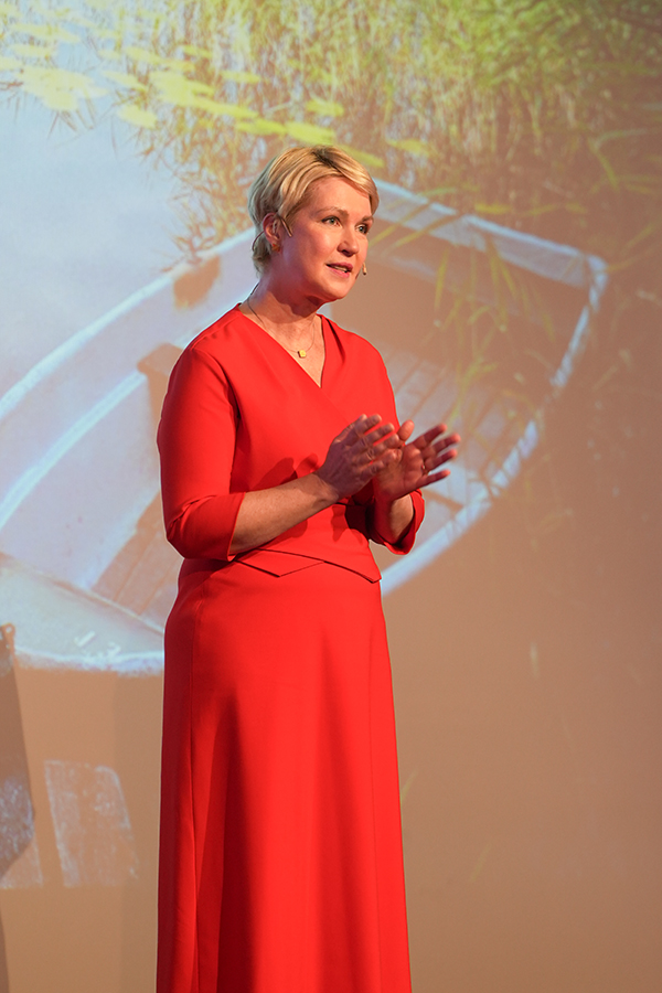 Die Ministerpräsidentin bei ihrer Rede zum Neujahrsempfang mit einer Geste