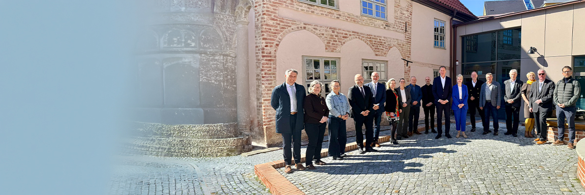 Gruppenfoto mit den Mitgliedern des Vorpommern-Rates und Ministerpräsidentin Manuela Schwesig in Barth