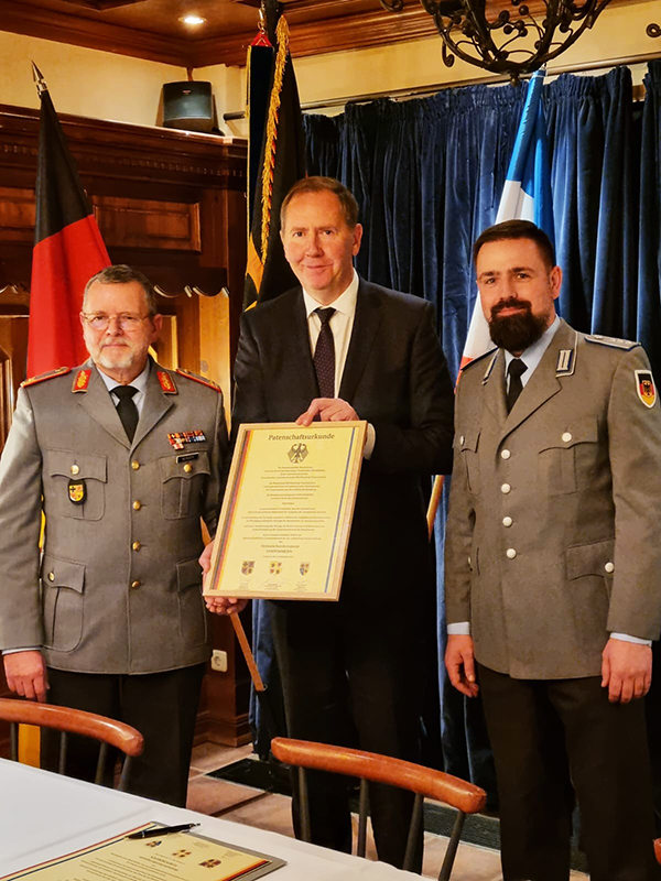 Die Unterzeichner der Patenschaftsurkunde: Heiko Miraß, der Kommandeur des Landeskommandos Mecklenburg-Vorpommern Brigadegeneral Uwe Nerger und der Kompaniechef der Heimatschutzkompanioe "Vorpommern" Hauptmann Frank Dubbert