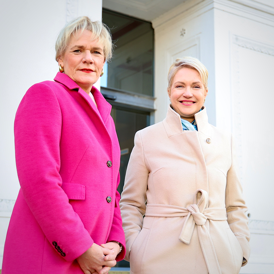 Schwesig und Oldenburg vor der Schweriner Staatskanzlei
