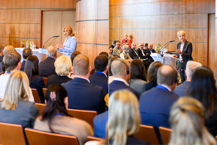 Zwei Fotos nebeneinander: Auf dem linken ist Ministerpräsidentin Evika Siliņa bei ihrem Grußwort mit Publikum zu sehen, auf dem rechten Ministerpräsidentin Manuela Schwesig bei ihrer Eröffnungsrede.