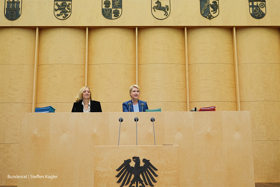 Bundesratspräsidentin Manuela Schwesig mit der Direktorin des Bundesrates, Staatssekretärin Dr. Ute Rettler, im Präsidium des Bundesrates. Zu sehen sind weiter oben im Bild auch auch einige Wappen der Länder. 