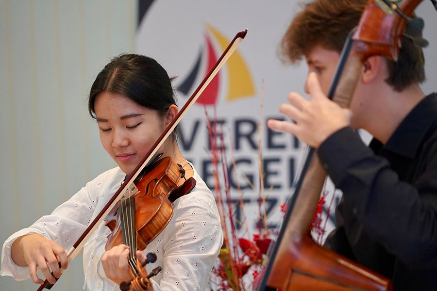 Yuxuan Bai (Violine, Musikschule Ataraxia) und Paul Oertel, (Kontrabass, Konservatorium Schwerin) belebten das Rahmenprogramm der Veranstaltung