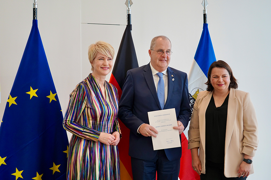 Ministerpräsidentin Manuela Schwesig und Sozialministerin Stefanie Drese mit dem geehrten LSB-Präsidenten Andreas Bluhm in ihrer Mitte