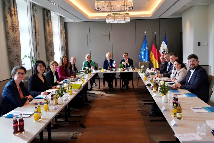 Am Kopfende des Raums sitzen Ministerpräsidentin Manuela Schwesig, die stellvertretende Ministerpräsidentin und Ministerin für Bildung und Kindertagesförderung Simone Oldenburg sowie der Chef der Staatskanzlei Patrick Dahlemann. Hinter ihnen sind die Flaggen Mecklenburg-Vorpommerns, Deutschlands und der EU zu sehen. Rechtwinklig zum Kopfende sitzen sich in zwei Reihen gegenüber die Mitglieder des Landeskabinetts. Alle blicken in Richtung Kamera. © StK M-V Am Kopfende des Raums sitzen Ministerpräsidentin Manuela Schwesig, die stellvertretende Ministerpräsidentin und Ministerin für Bildung und Kindertagesförderung Simone Oldenburg sowie der Chef der Staatskanzlei Patrick Dahlemann. Hinter ihnen sind die Flaggen Mecklenburg-Vorpommerns, Deutschlands und der EU zu sehen. Rechtwinklig zum Kopfende sitzen sich in zwei Reihen gegenüber die Mitglieder des Landeskabinetts. Alle blicken in Richtung Kamera.
