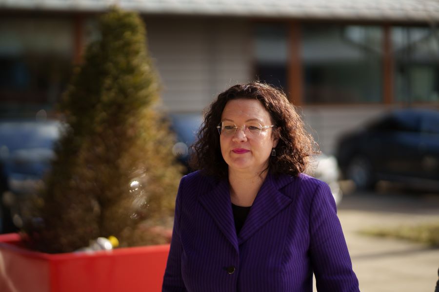 Die Vorstandsvorsitzende der Bundesagentur für Arbeit Andrea Nahles vor der Hochschule der Bundesagentur für Arbeit