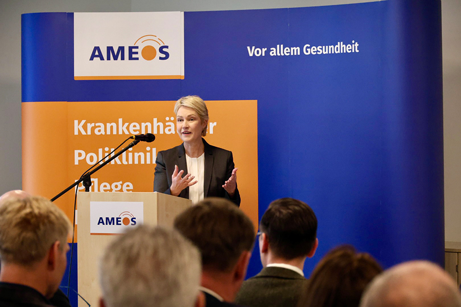 Schwesig am Redepult bei ihrem Grußwort zur Eröffnung des Anklamer Gesundheitszentrums