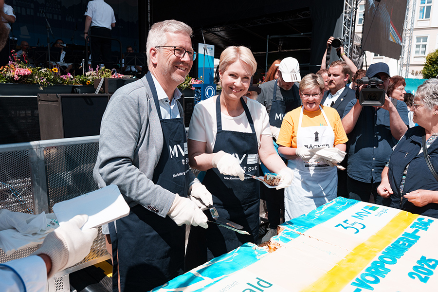 Ministerpräsidentin Manuela Schwesig und Oberbürgermeister Dr. Stefan Fassbinder schneiden den gemeinsamen Geburtstagskuchen zur Feier des MV-Tags an