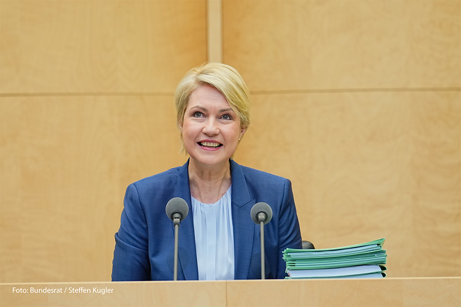Ministerpräsidentin Manuela Schwesig am Redepult bei ihrer Antrittsrede als Präsidentin des Bundesrates.
