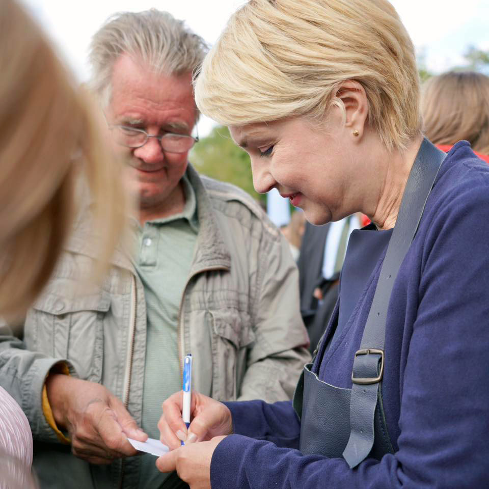 Beim Schreiben eines Autogramms für einen Bürger