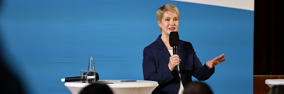 Ministerpräsidentin Manuela Schwesig beim Bürgerforum in Friedland im März 2025
