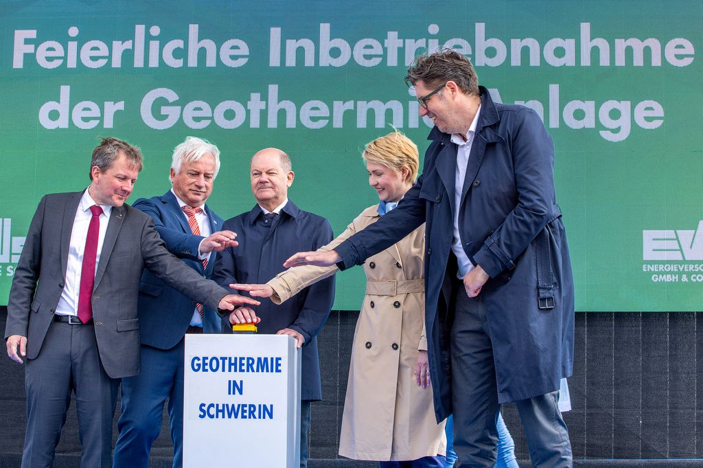 Gruppenbild, bei dem alle Beteiligten eine Hand in Richtung Startknopf bewegen oder bereits drücken:  Bundeskanzler Olaf Scholz, Ministerpräsidentin Manuela Schwesig, der Staatssekretär im Bundesministerium für Wirtschaft und Klimaschutz Michael Kellner, Schwerins Oberbürgermeister Dr. Rico Badenschier sowie der Geschäftsführer der Stadtwerke Schwerin Dr. Josef Wolf