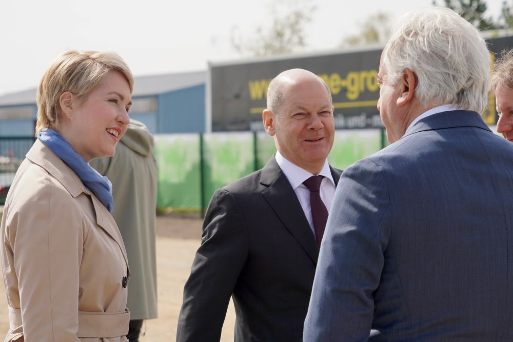 Bundeskanzler Olaf Scholz und Ministerpräsidentin Manuela Schwesig mit dem Geschäftsführer der Stadtwerke Schwerin Dr. Josef Wolf