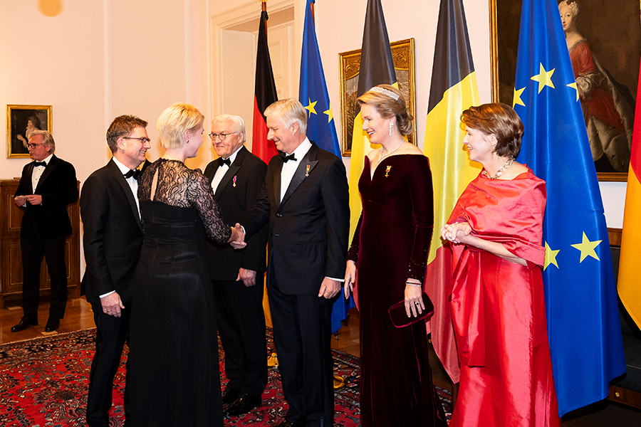 Bundesratspräsidentin Manuela Schwesig und ihr Ehemann Stefan Schwesig begrüßen anlässlich des Staatsbanketts auf Schloss Bellevue das belgische Königspaar sowie den Bundespräsidenten und seine Gemahlin.