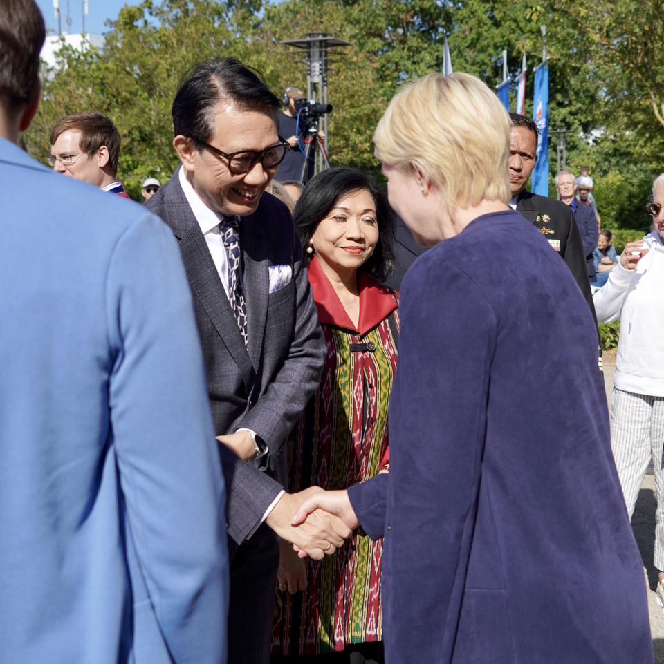 Ministerpräsidentin Manuela Schwesig begrüßt den Botschafter der Republik Indonesien S.E. Arif Havas Oegroseno mit einem Handschlag.